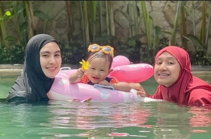 Artis Dekat dengan Anak Tiri. (Instagram/kartikaputriworld)