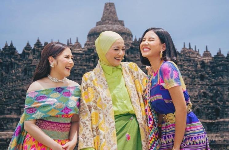Potret Prilly Latuconsina di Candi Borobudur (instagram/@prillylatuconsina96)