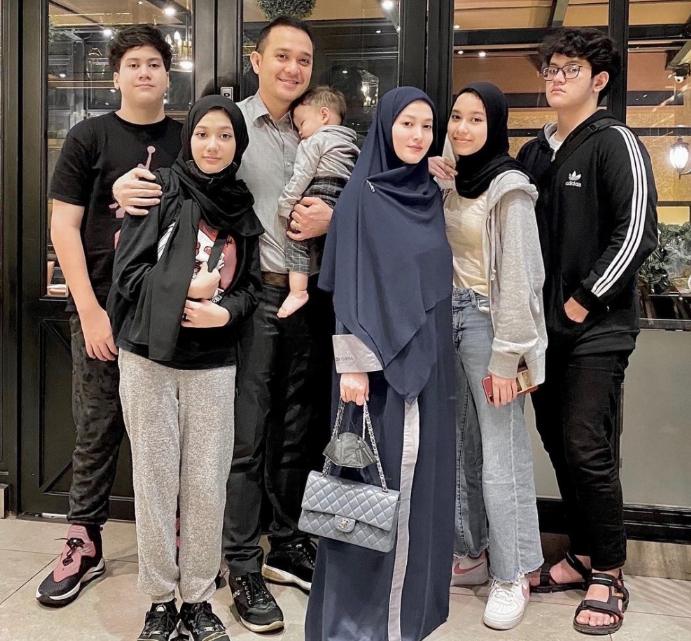 Artis Dekat dengan Anak Tiri. (Instagram/fadlanmuhammad)