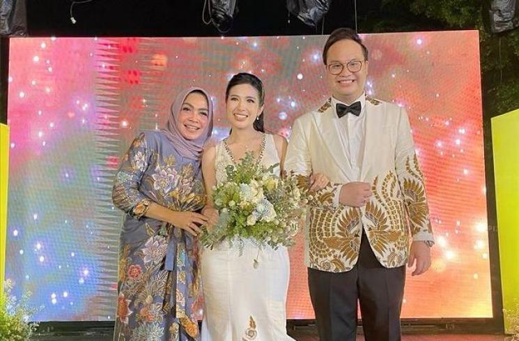 Potret Mama Rieta Hadiri Pernikahan di Gereja. (Instagram/rieta_amilia)