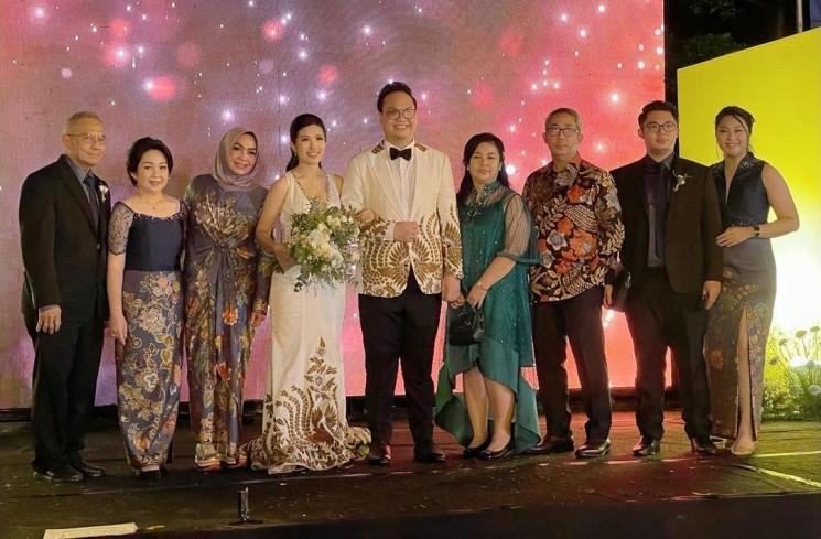 Potret Mama Rieta Hadiri Pernikahan di Gereja. (Instagram/rieta_amilia)