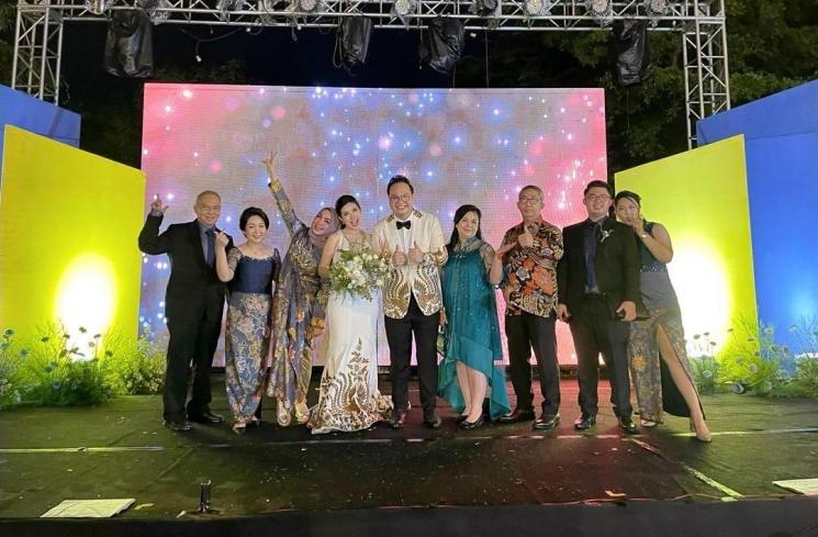 Potret Mama Rieta Hadiri Pernikahan di Gereja. (Instagram/rieta_amilia)