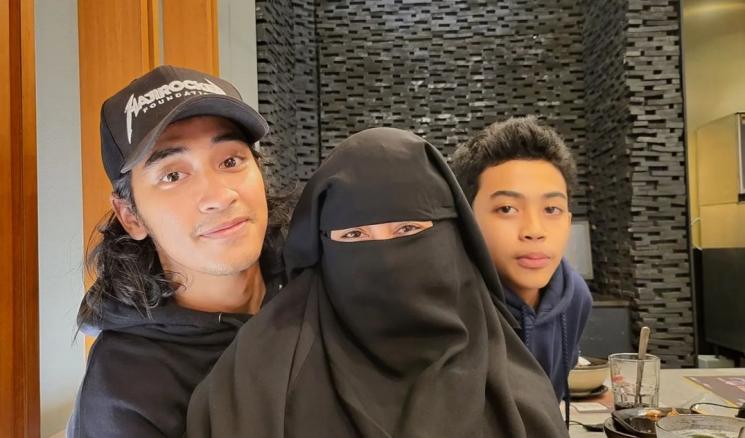 Momen Ummi Pipik Dinner Bareng 4 Anaknya. (Instagram/_ummi_pipik_)