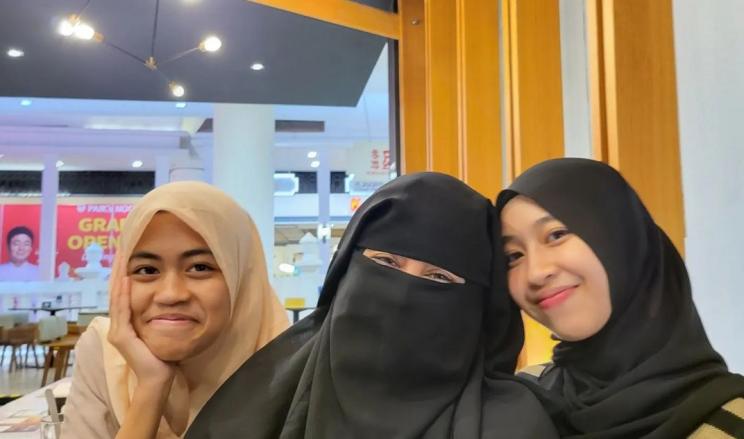 Momen Ummi Pipik Dinner Bareng 4 Anaknya. (Instagram/_ummi_pipik_)