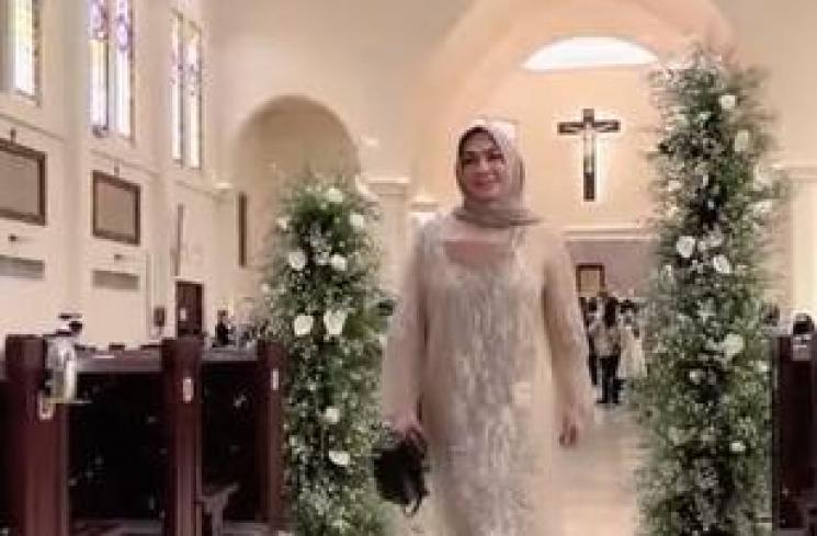 Potret Mama Rieta Hadiri Pernikahan di Gereja. (Instagram/rieta_amilia)