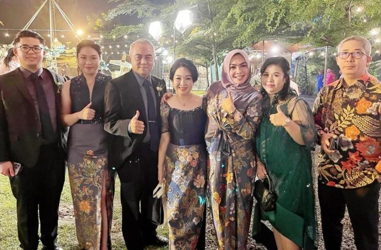 Potret Mama Rieta Hadiri Pernikahan di Gereja. (Instagram/rieta_amilia)