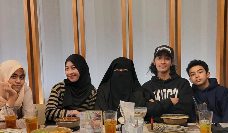 Momen Ummi Pipik Dinner Bareng 4 Anaknya. (Instagram/_ummi_pipik_)