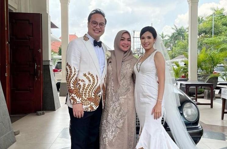 Potret Mama Rieta Hadiri Pernikahan di Gereja. (Instagram/rieta_amilia)