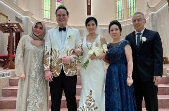 7 Potret Mama Rieta Hadiri Pernikahan di Gereja, Kecantikannya Bikin Adem
