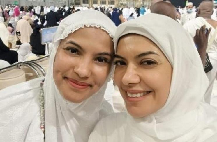 Potret Najwa Shihab umrah. (Instagram/@najwashihab)