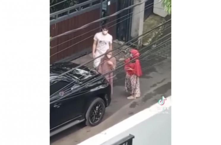 Rizky Billar dimintai foto oleh tetangga (Instagram/@lambe_danu_official99)