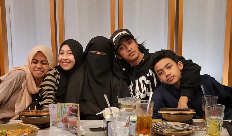 Momen Ummi Pipik Dinner Bareng 4 Anaknya. (Instagram/_ummi_pipik_)