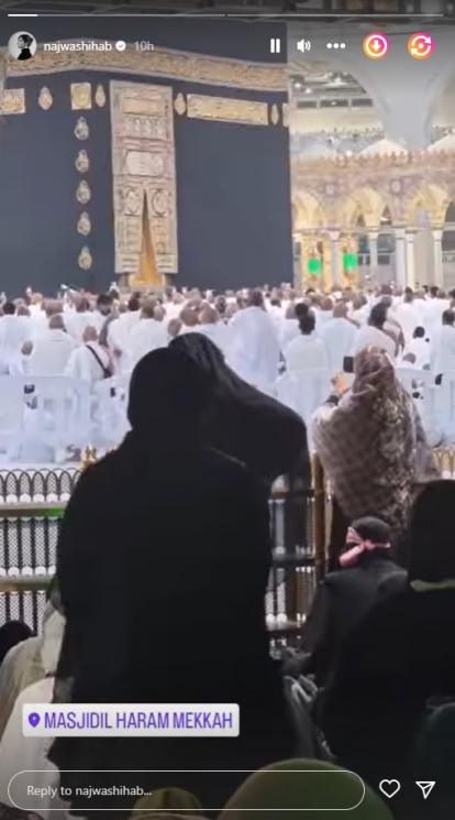 Potret Najwa Shihab umrah. (Instagram/@najwashihab)