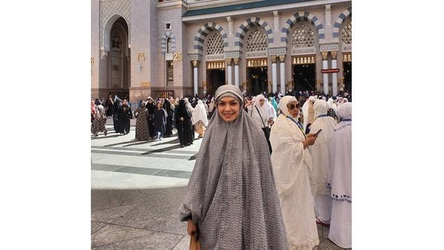 Potret Najwa Shihab umrah. (Instagram/@najwashihab)
