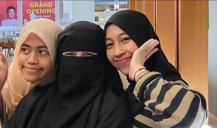 Momen Ummi Pipik Dinner Bareng 4 Anaknya. (Instagram/_ummi_pipik_)