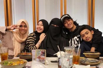 6 Momen Ummi Pipik Dinner Bareng 4 Anaknya, Kecantikan Adiba Khanza Disorot