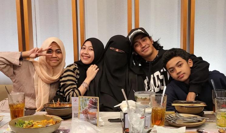 Momen Ummi Pipik Dinner Bareng 4 Anaknya. (Instagram/_ummi_pipik_)