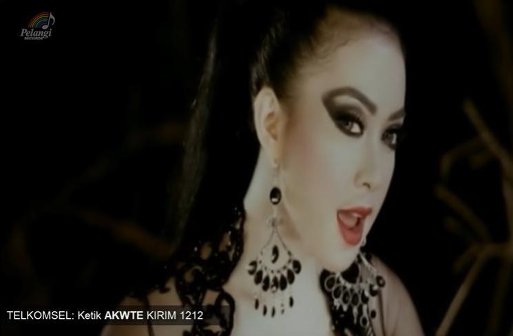 Potret Penampilan Syahrini di Awal Karier (YouTube/Pelangi Records)