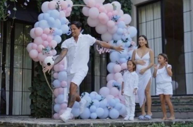  Gaya Artis Saat Acara Gender Reveal. (Instagram/@jenniferbachdim)