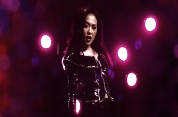 Potret Penampilan Syahrini di Awal Karier (YouTube/Pelangi Records)