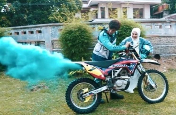  Gaya Artis Saat Acara Gender Reveal. (YouTube /Aishfamily)
