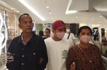 10 Momen Betrand Peto Ajak Oma dan Opa ke Mal, Belanja Hingga Makan-Makan