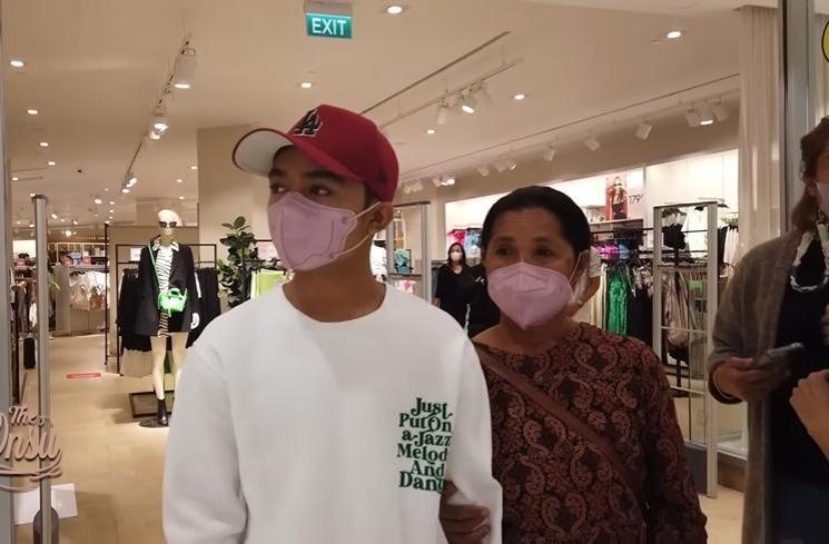 Momen Betrand Peto Ajak Oma dan Opa ke Mal (YouTube The Onsu Family)