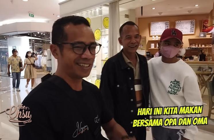 Momen Betrand Peto Ajak Oma dan Opa ke Mal (YouTube The Onsu Family)