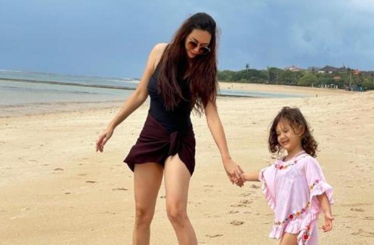 Potret Artis Single Parent Liburan bareng Anak. (Instagram/aurakasih)