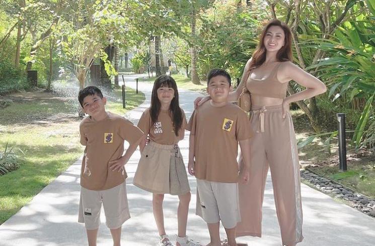 Potret Artis Single Parent Liburan bareng Anak. (Instagram/dhenaaldhaliadevanka)