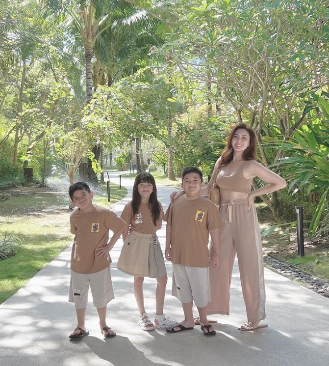 Potret Artis Single Parent Liburan bareng Anak. (Instagram/dhenaaldhaliadevanka)