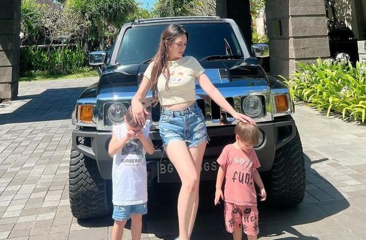 Potret Artis Single Parent Liburan bareng Anak. (Instagram/celine_evangelista)