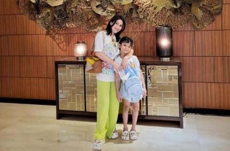 Potret Artis Single Parent Liburan bareng Anak.  (Instagram/ayutingting92)