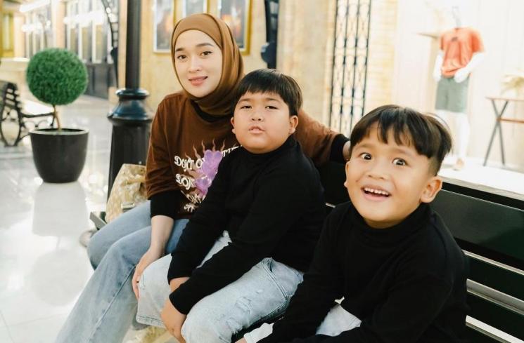 Potret Artis Single Parent Liburan bareng Anak. (Instagram/ririe_fairus)