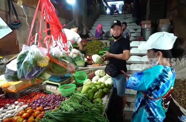 Momen Ayu Ting Ting dan Ayah Ojak Belanja di Pasar (YouTube TRANS7 OFFICIAL)