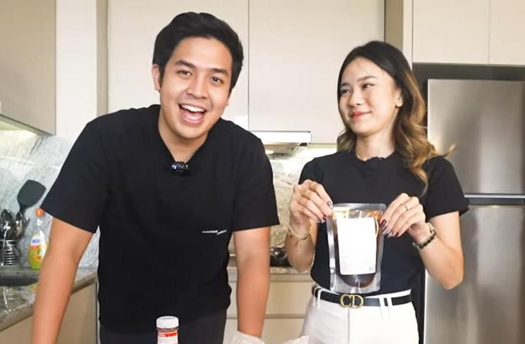 Momen Jerome Polin masak bareng Jessica Jane. (YouTube/Jessica Jane)