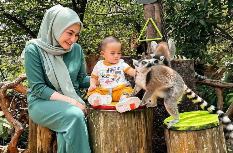 Potret Artis Single Parent Liburan bareng Anak. (Instagram/nathalieholscher)