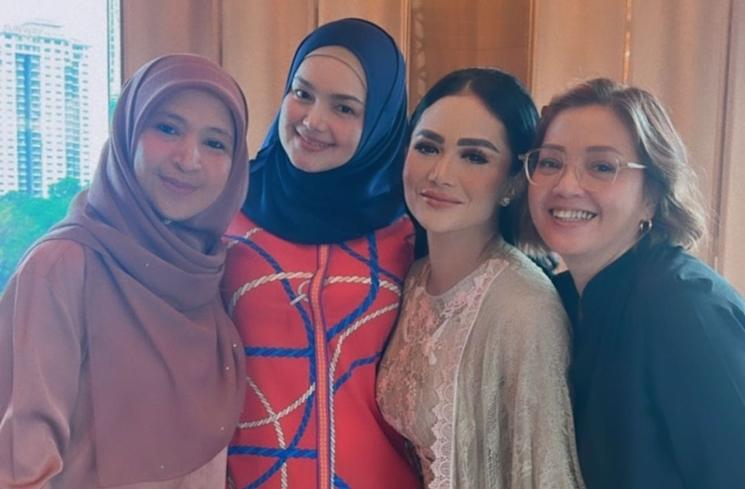 Momen akrab Krisdayanti dan Siti Nurhaliza (Instagram/@ctdk)