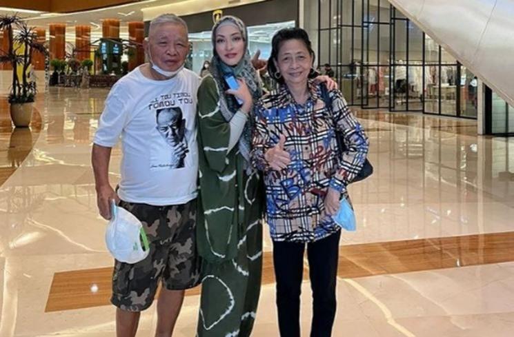Potret Kebersamaan Angelina Sondakh dan Ayah. (Instagram/@angelinasondakh09)