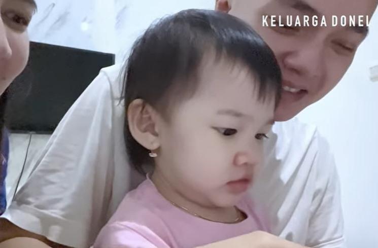 Momen Nella Kharisma umumkan kehamilan kedua. (YouTube/Keluarga Donel)
