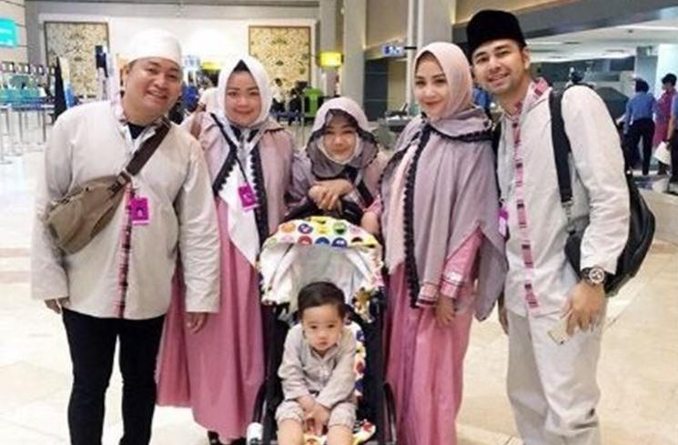Artis Ajak Karyawan Umrah. (Instagram/raffinagita1717)