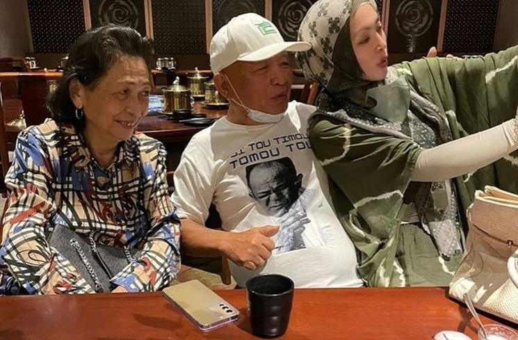 Potret Kebersamaan Angelina Sondakh dan Ayah. (Instagram/@angelinasondakh09)