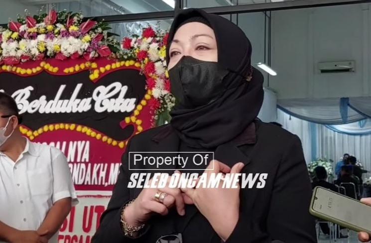 Potret Angelina Sondakh Dampingi Jenazah Ayah di Rumah Duka. (YouTube/Seleb Oncam News)