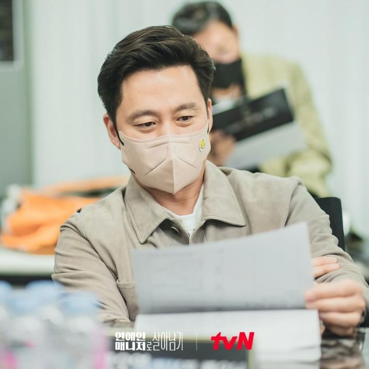 Potret Lee Seo Jin di Behind Every Star (Instagram/@tvn_drama)