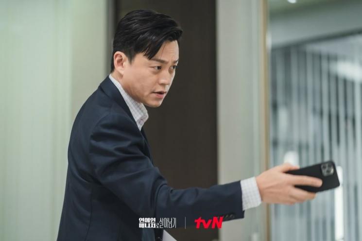 Potret Lee Seo Jin di Behind Every Star (Instagram/@tvn_drama)
