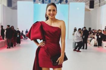 7 Potret Donna Agnesia di JFW, Tampil Memukau dengan Gaun Merah