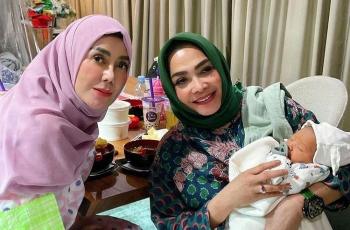 9 Momen Kedekatan Mama Rieta dan Mama Amy, Besan Rasa Bestie