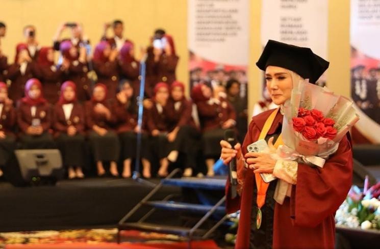 Potret Mulan Jameela Wisuda S1 (instagram/@gerindra.jabar)