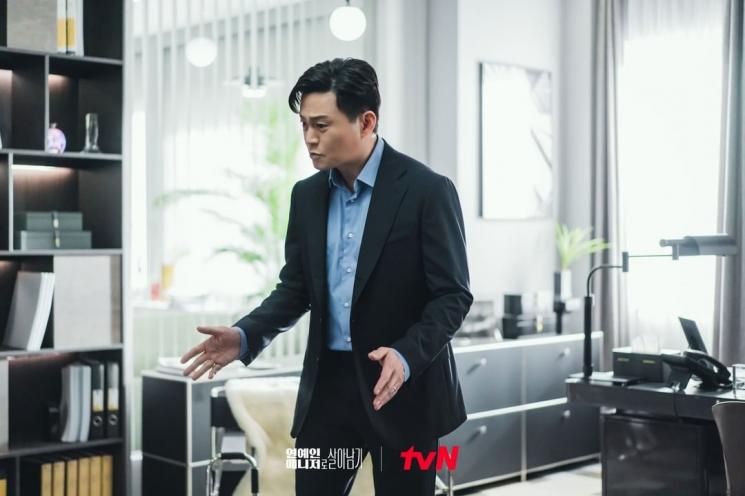 Potret Lee Seo Jin di Behind Every Star (Instagram/@tvn_drama)