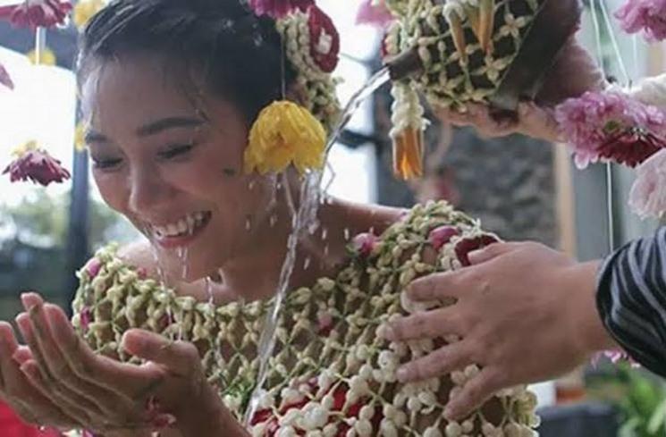 Potret Artis Gelar Acara Mitoni. (Instagram/@dominiquediyose)